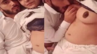 Paki muslim xxx wife boobs sucking by hubby